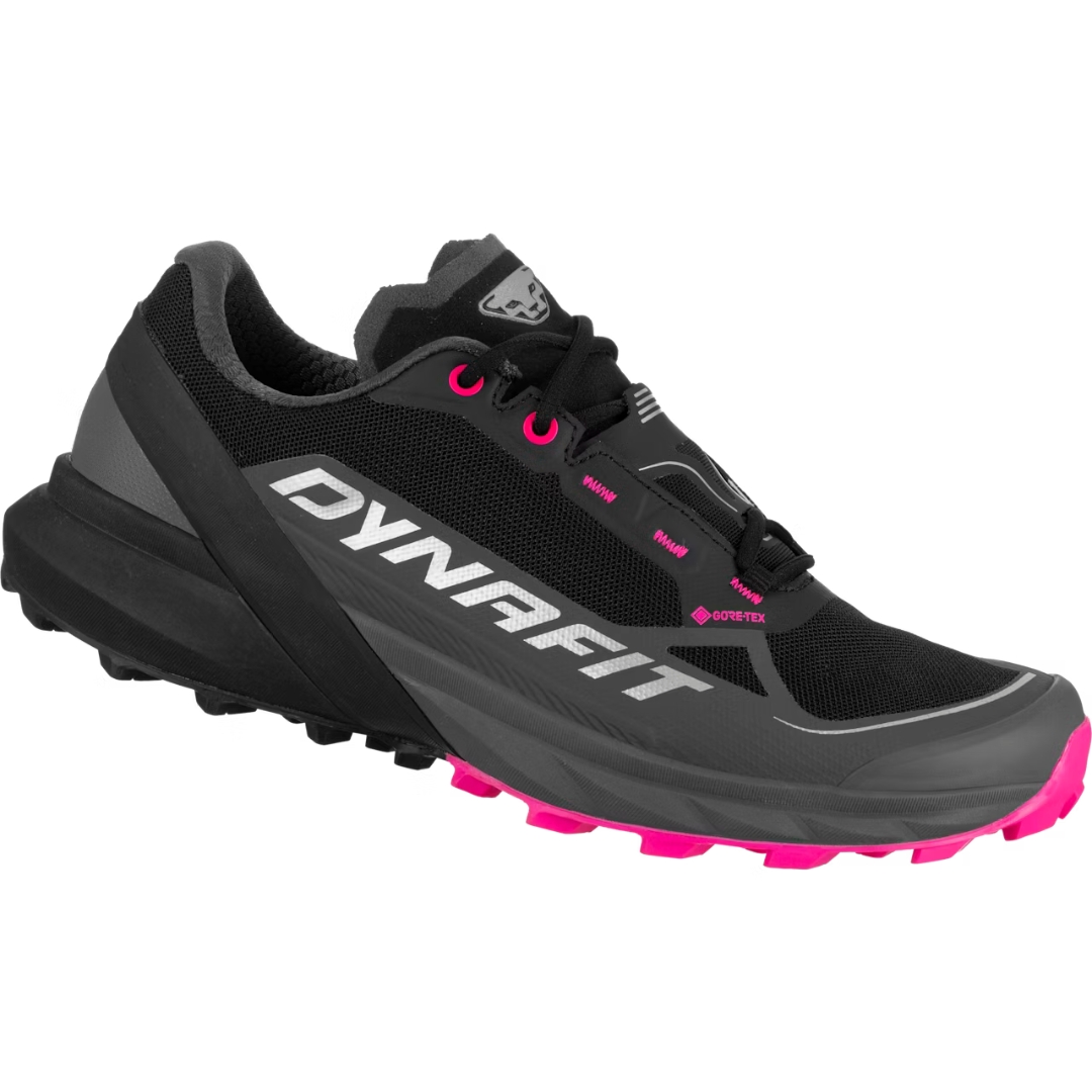 CHAUSSURE DE COURSE DYNAFIT ULTRA 50 REFLECTIVE GTX w POUR femme COULEUR MAGNET/BLACK OUT VUE DE LA CHAUSSURE DROITE DE COULEUR NOIRE ET ROSE FLUO DE PROFIL DROIT