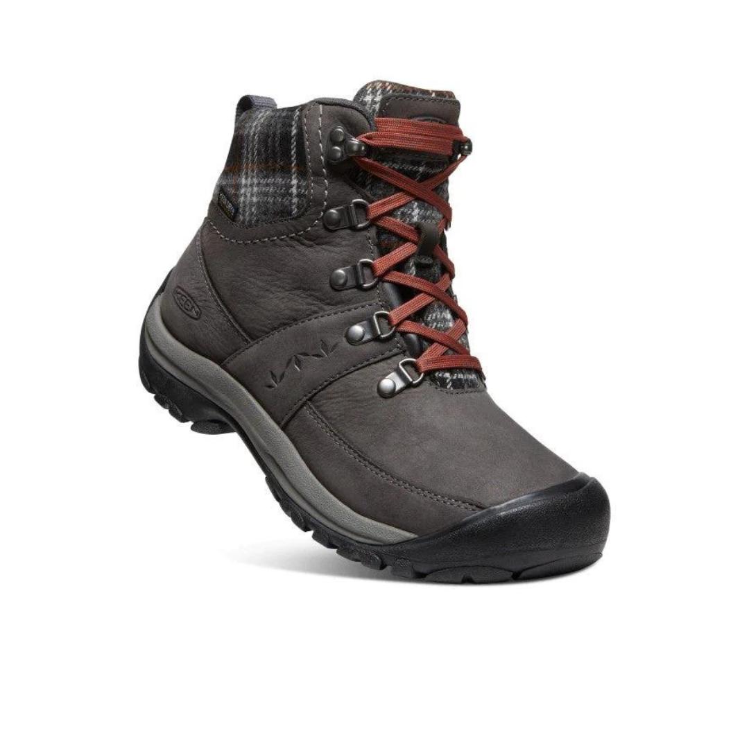 BOTTE D'HIVER IMPERMÉABLE KEEN KACI III WINTER MID POUR FEMME couleur MAGNET/BLACK PAID vue de la botte grise/brune avec lacet rouge et haut de la tige à carreaux de profil avant droit