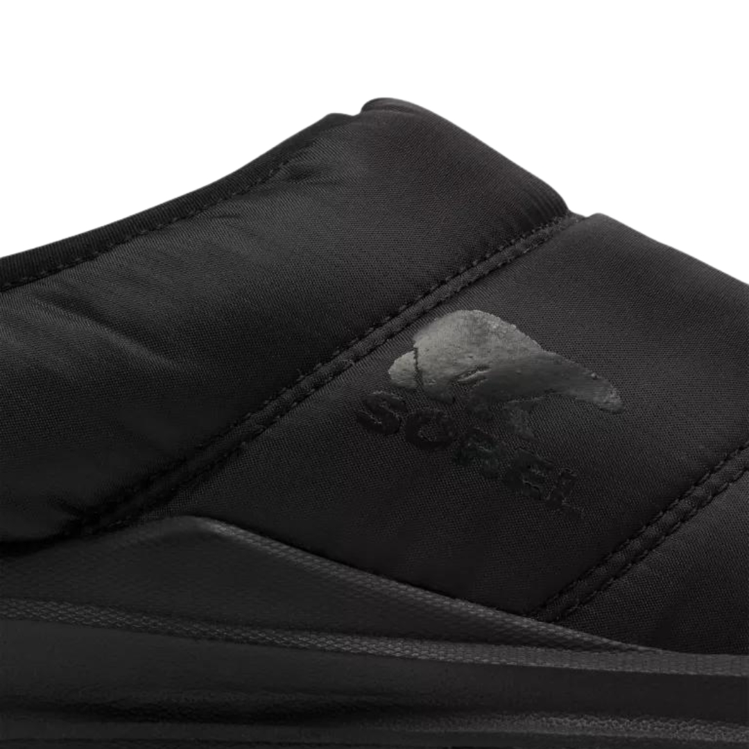 PANTOUFLE À ENFILER SOREL ONA RMX PUFFY POUR HOMME couleur 010-BLACK/WHITE vue de la pantoufle noire vue en gros plan sur le logo Sorel
