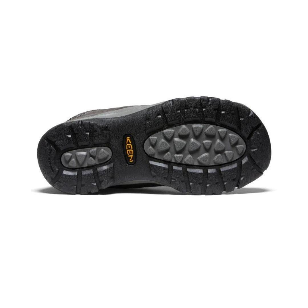 BOTTE D'HIVER IMPERMÉABLE KEEN KACI III WINTER MID POUR FEMME couleur MAGNET/BLACK PAID vue de la botte grise/brune avec lacet rouge et haut de la tige à carreaux vue sur la semelle d'usure
