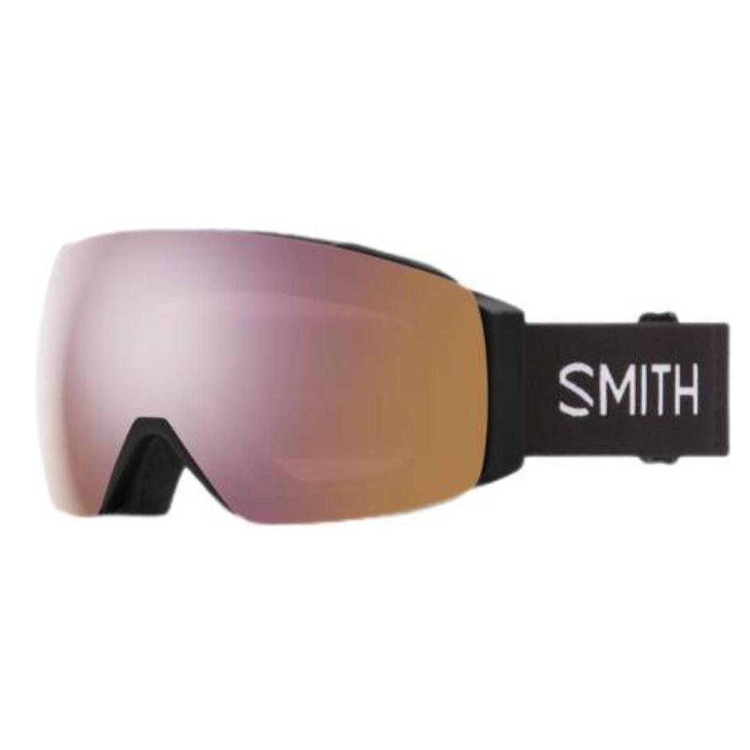 LUNETTE DE SKI ALPIN SMITH OPTICS I/O MAG POUR ADULTE couleur BLACK/ CHROMAPOP EVERYDAY ROSEGOLD VUE DE LA LUNETTE NOIRE AVEC BANDE ÉLASTIQUE NOIRE LETTRÉE BLANCHE AINSI QUE LA LENTILLE ROSE OR MIRROIR DE PROFIL AVANT GAUCHE