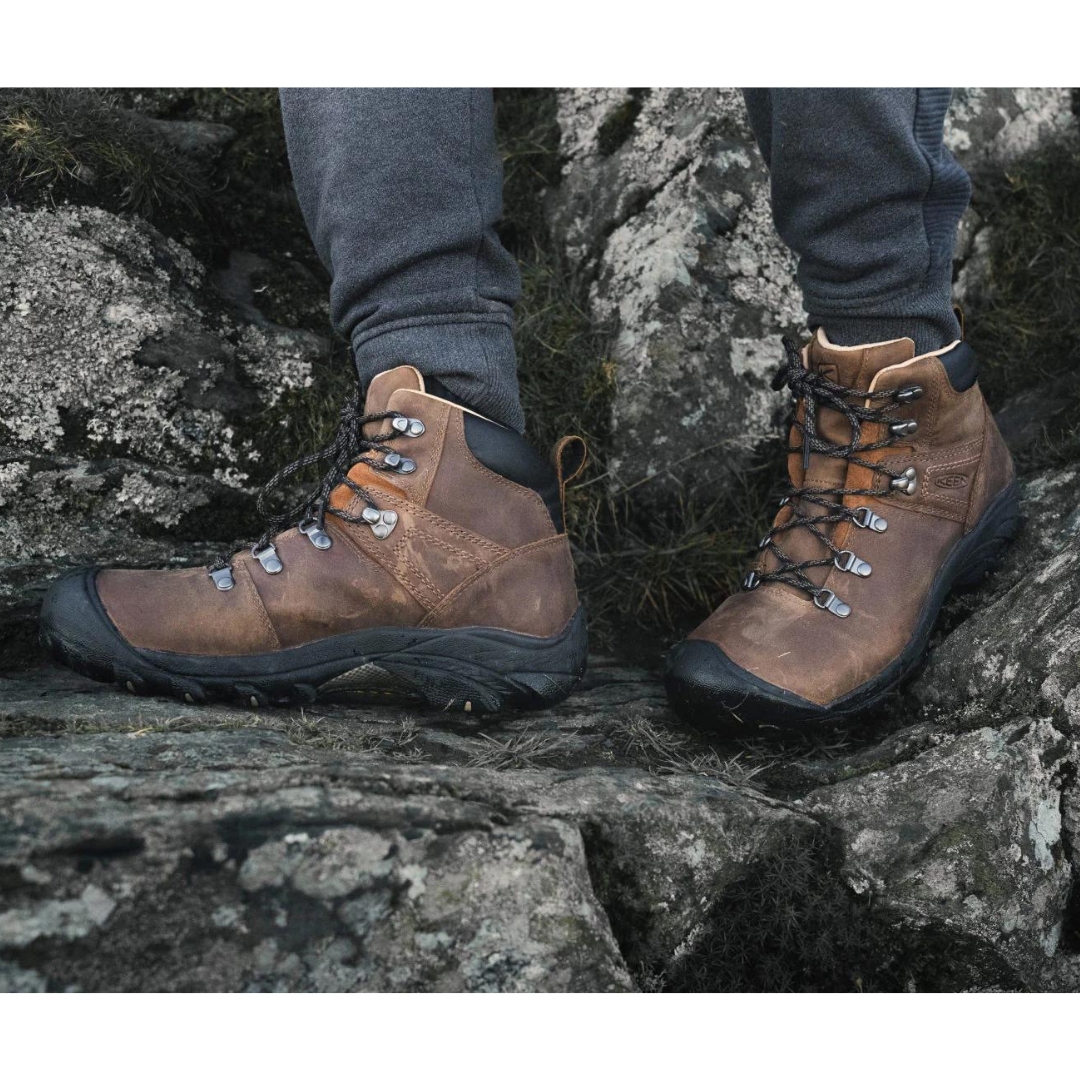 BOTTE DE RANDONNÉE KEEN PYRENEES POUR HOMME portées par un homme en randonnée