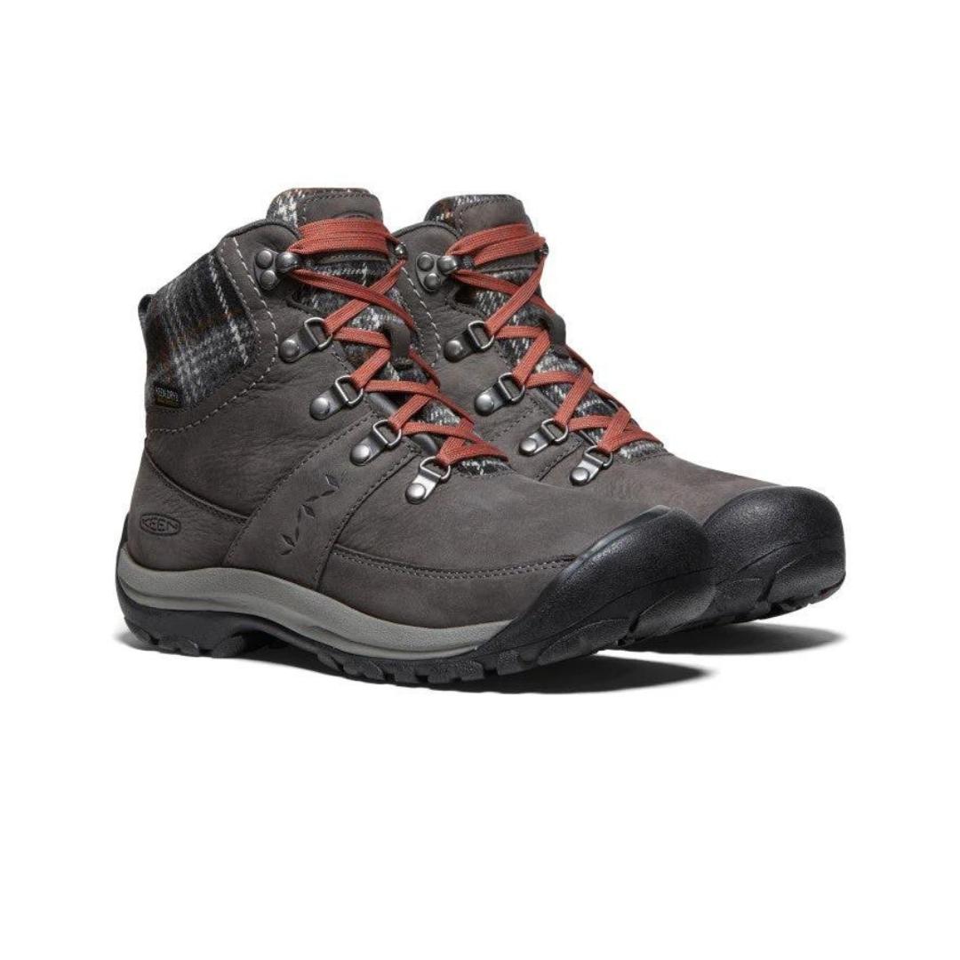 BOTTE D'HIVER IMPERMÉABLE KEEN KACI III WINTER MID POUR FEMME couleur MAGNET/BLACK PAID vue de la botte grise/brune avec lacet rouge et haut de la tige à carreaux de profil avant droit