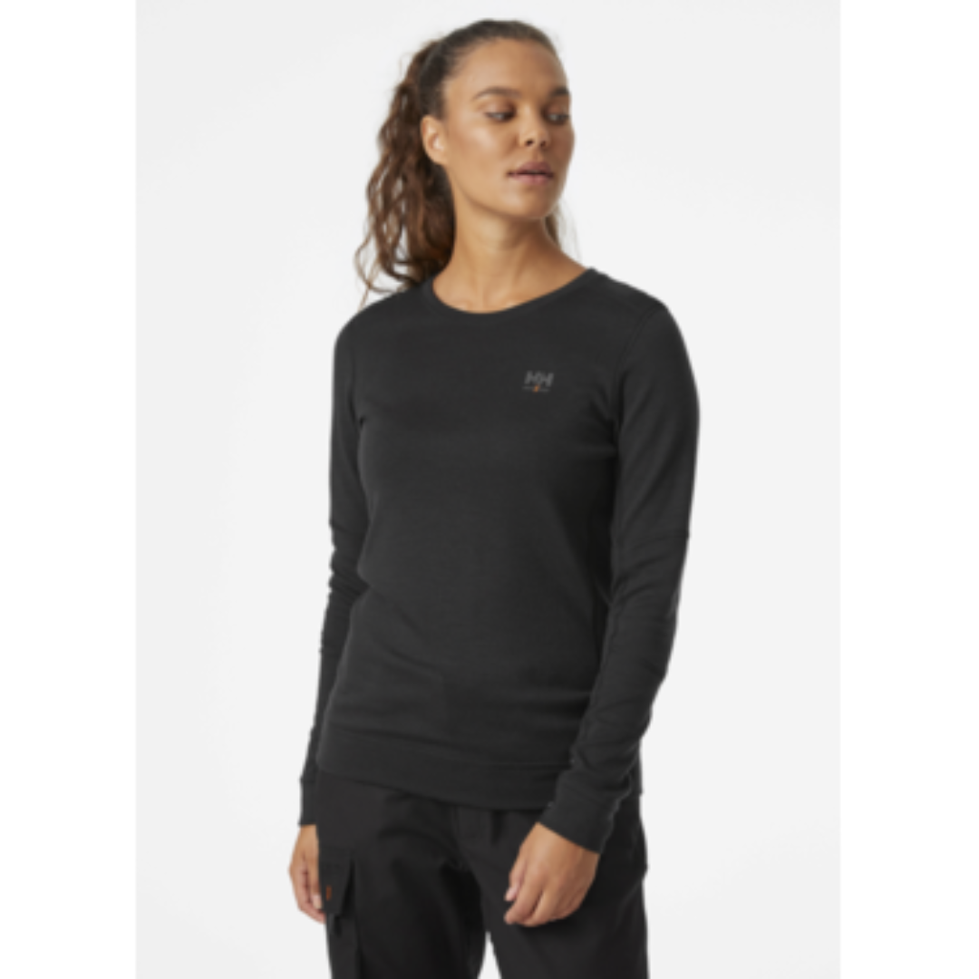 HAUT COUCHE DE BASE EN MÉRINO HELLY HANSEN WORKWEAR LIFA À COL ROND POUR FEMME COULEUR BLACK PORTÉ APR UNE FEMME VUE DE FACE DE LA TÊTE À LA TAILLE LE HAUT RETOMBE À LA MI-HANCHE COL ROND LOGO HH À LA POITRINE GAUCHE