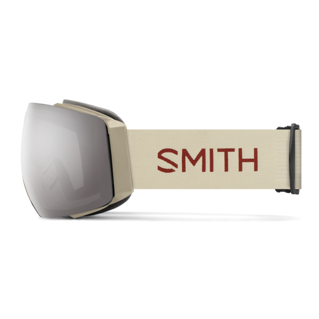 LUNETTE DE SKI ALPIN SMITH OPTICS I/O MAG POUR ADULTE couleur BONE FLOW/CHROMAPOP SUN PLATINUM MIRROR VUE DE LA LUNETTE AVEC ÉLASTIQUE BLANC CRÈME LETTRÉ ROUGE BRIQUE ET LENTILLE PLATINE DE PROFIL GAUCHE