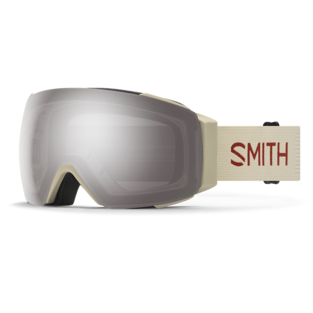 LUNETTE DE SKI ALPIN SMITH OPTICS I/O MAG POUR ADULTE couleur BONE FLOW/CHROMAPOP SUN PLATINUM MIRROR VUE DE LA LUNETTE AVEC ÉLASTIQUE BLANC CRÈME LETTRÉ ROUGE BRIQUE ET LENTILLE PLATINE DE PROFIL AVANT GAUCHE