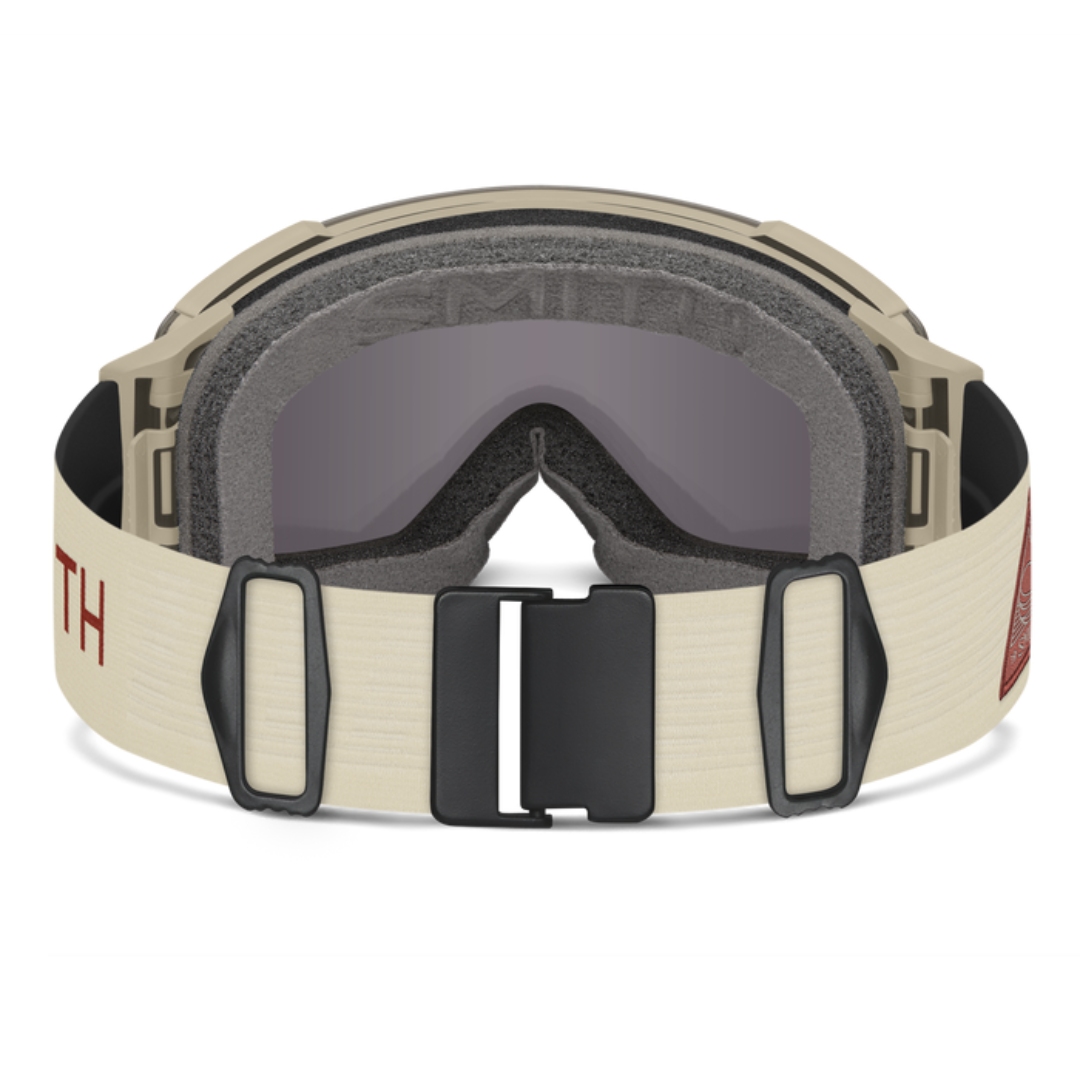 LUNETTE DE SKI ALPIN SMITH OPTICS I/O MAG POUR ADULTE couleur BONE FLOW/CHROMAPOP SUN PLATINUM MIRROR VUE DE LA LUNETTE AVEC ÉLASTIQUE BLANC CRÈME LETTRÉ ROUGE BRIQUE ET LENTILLE PLATINE DE DOS
