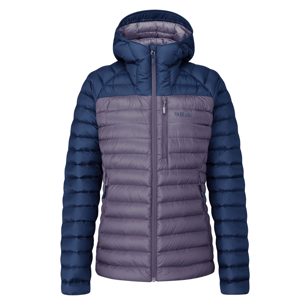 MANTEAU EN DUVET RAB MICROLIGHT ALPINE POUR FEMME COULEUR PATRIOT BLUE/PURPLE SAUGE VU DU MANTEAU BLEU MARIN ET LILAS DE FACE