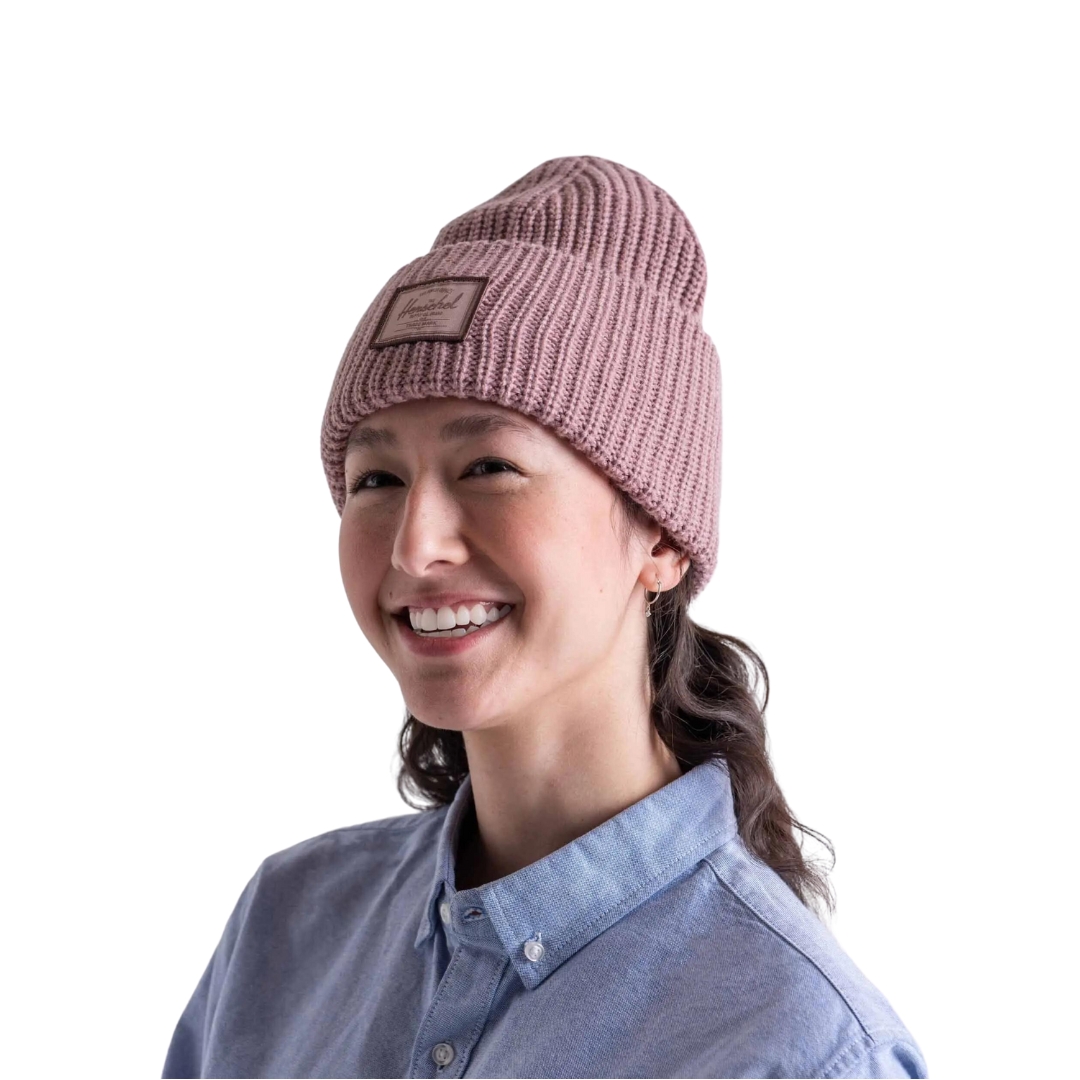 TUQUE HERSCHEL JUNEAU POUR ADULTE couleur ash rose vue de la tuque rose cendrée portée par une femme vue des épaules à la tête de profil avant droit