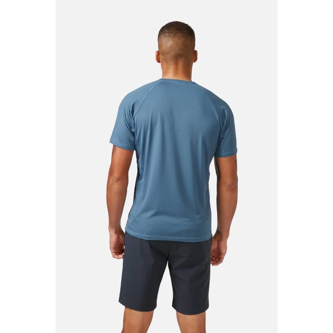 CHANDAIL D'ENTRAINEMENT À MANCHES COURTES RAB SONIC POUR HOMME COULEUR ORION BLUE PORTÉ PAR UN HOMME VU DE DOS T-SHIRT BLEU ACIER UNIS AU DOS, MANCHES RAGLAN VISIBLES