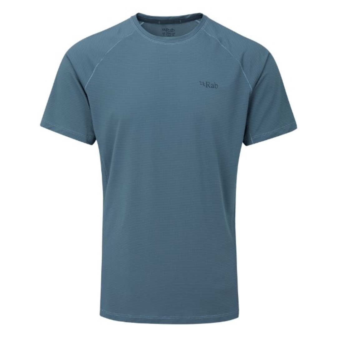 CHANDAIL D'ENTRAINEMENT À MANCHES COURTES RAB SONIC POUR HOMME COULEUR ORION BLUE T-SHIRT BLEU ACIER VU DE FACE AVEC LOGO ET NOM RAB À LA POITRINE GAUCHE EN BLEU PLUS FONCÉ