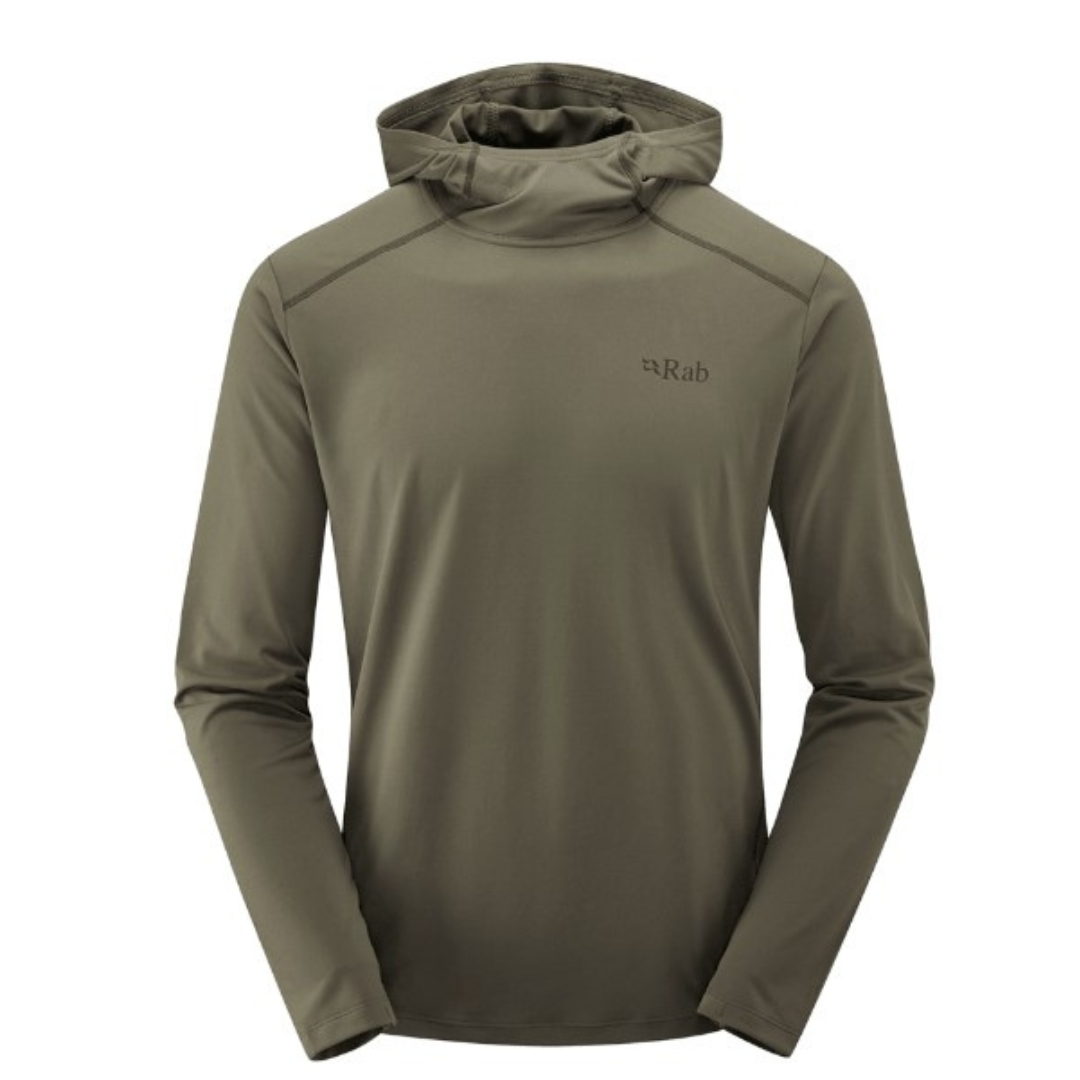 CHANDAIL D'ENTRAINEMENT À CAPUCHON RAB FORCE POUR HOMME couleur light khaki vu de face logo et nom rab imprimé en vert foncé à la poitrine gauche sur le chandail vert armé pale capuchon visible au col arrière