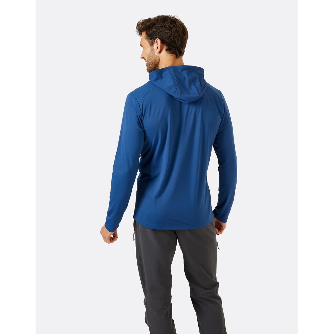 CHANDAIL D'ENTRAINEMENT À CAPUCHON RAB FORCE POUR HOMME couleur nightfall blue porté par un homme vu de dos chandail bleu uni avec capuche visible et manches longues