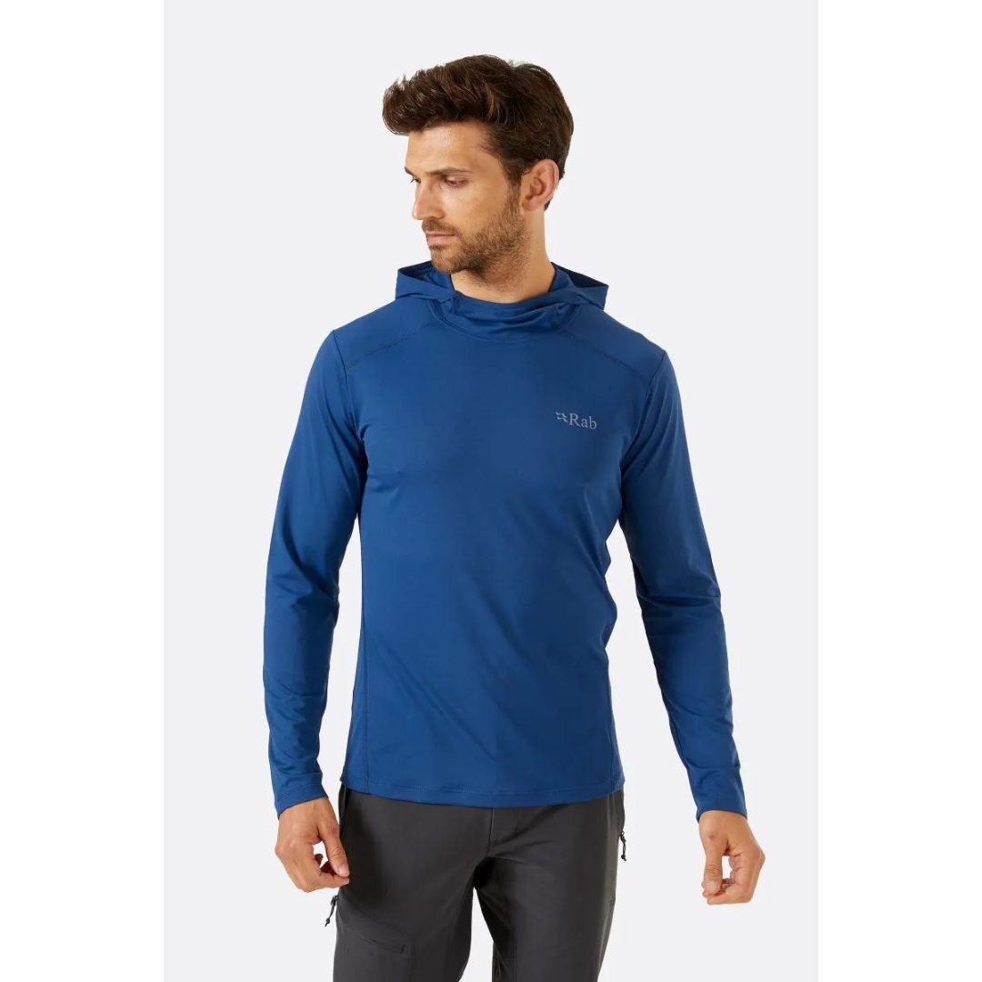 CHANDAIL D'ENTRAINEMENT À CAPUCHON RAB FORCE POUR HOMME couleur nightfall blue porté par un homme vu de face logo et nom rab visible sur le chandail à séchage rapide