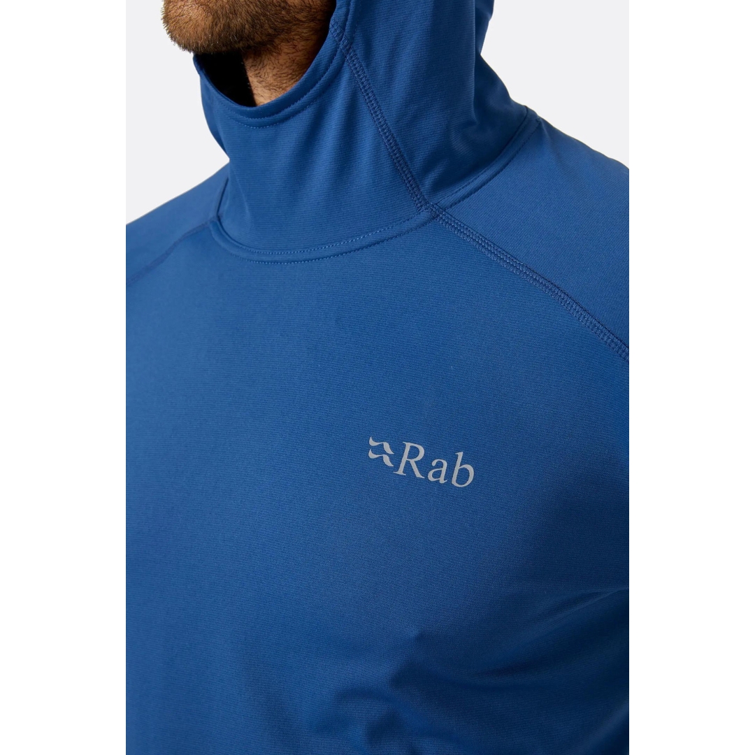 CHANDAIL D'ENTRAINEMENT À CAPUCHON RAB FORCE POUR HOMME couleur nightfall blue porté par un homme vu de face gros plan sur lo nom et logo rab on voit que l'homme porte la capuche car le col est relevé au devant du cou
