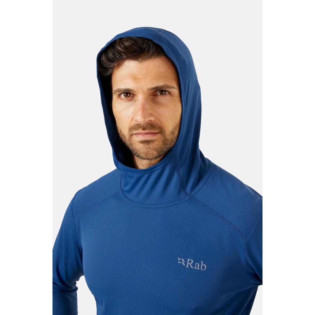 CHANDAIL D'ENTRAINEMENT À CAPUCHON RAB FORCE POUR HOMME couleur nightfall blue porté par un homme vu de face avec le capuchon, col montant visible ainsi que le nom/logo rab à la poitrine gauche