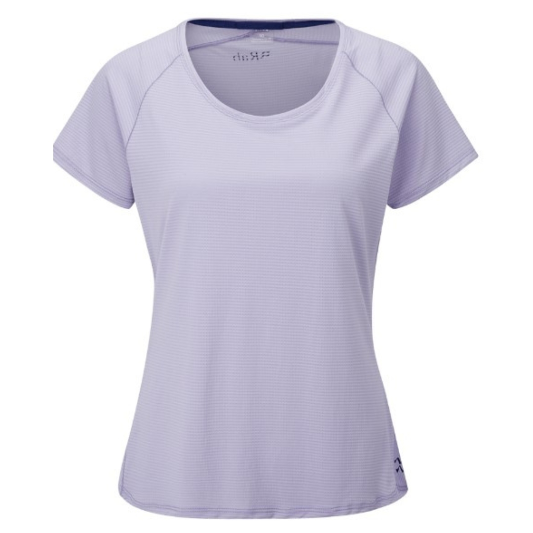 T-SHIRT D'ENTRAINEMENT RAB ALEYA POUR FEMME COULEUR LILAS VU DE FACE COL ROND MANCHES COURTES LOGO RAB AU BAS À GAUCHE COUTURES DÉCALÉES AUX ÉPAULES