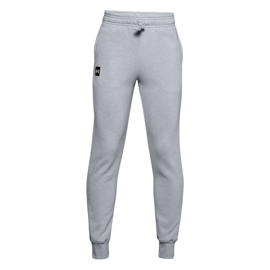 PANTALON JOGGER LONG UNDER ARMOUR UA RIVAL POUR GARÇON couleur 011-MOD GRAY LIGHT HEATHER/ONYX WHITE vu de face écusson under armour coucue cuisse droite , taille élastique et tour de chevilles cotelés sur le pantalon gris chinée