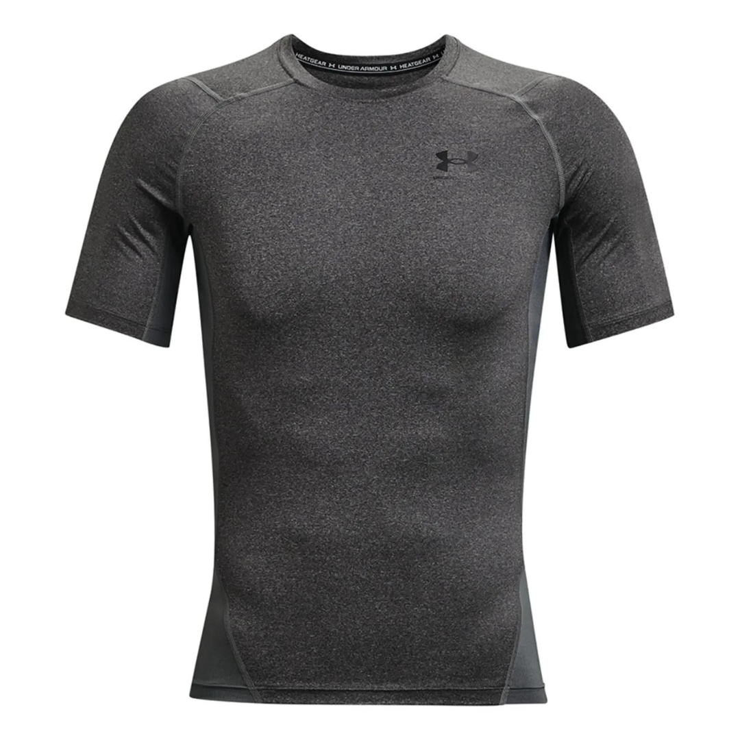 t-shirt AJUSTÉ UNDER ARMOUR HEATGEAR ARMOUR POUR HOMME couleur 090-CARBON HEATHER-BLACK vu de face logo et nom under armour imprimé en noir à la poitrine gauche surle chandail à manches courtes gris charcoal