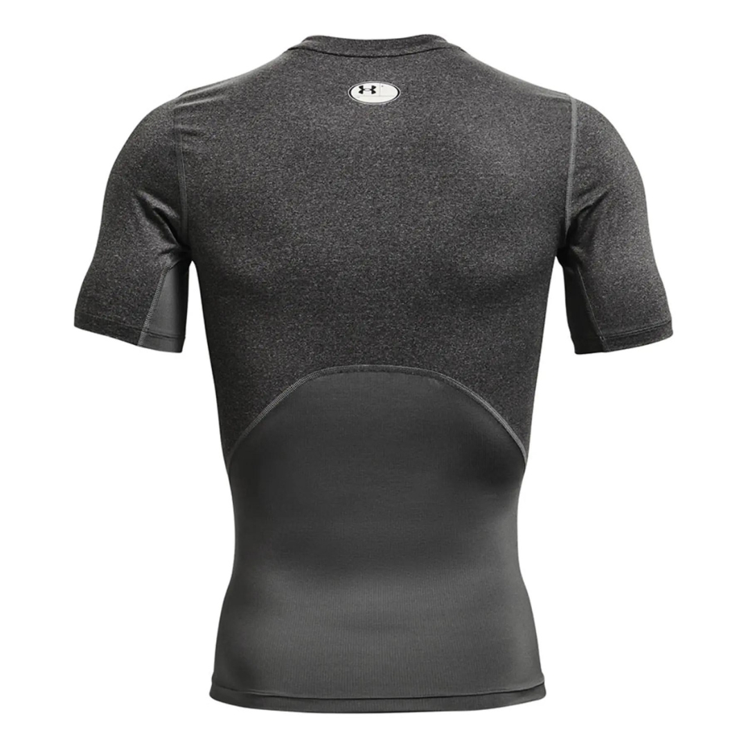 t-shirt AJUSTÉ UNDER ARMOUR HEATGEAR ARMOUR POUR HOMME couleur 090-CARBON HEATHER-BLACK vu de dos étiquette de vestiaire visible au haut central du dos imprimé en blanc sur le chandail à panneau en filet