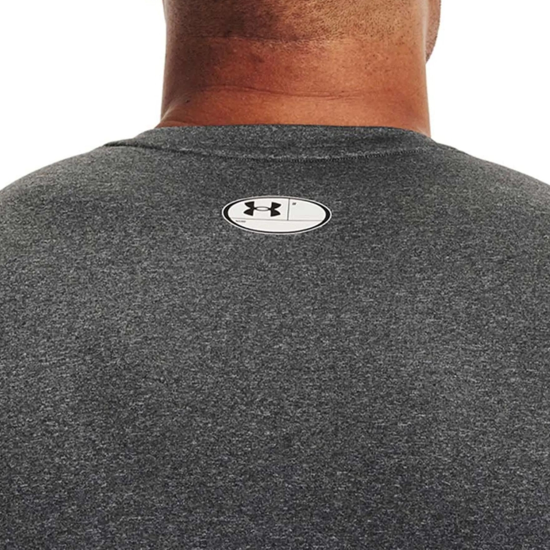 t-shirt AJUSTÉ UNDER ARMOUR HEATGEAR ARMOUR POUR HOMME couleur 090-CARBON HEATHER-BLACK porté par un homme vu de dos et gros plan sur l'étiquette de vestiaire imprimé au haut central en blanc sur le chandail gris