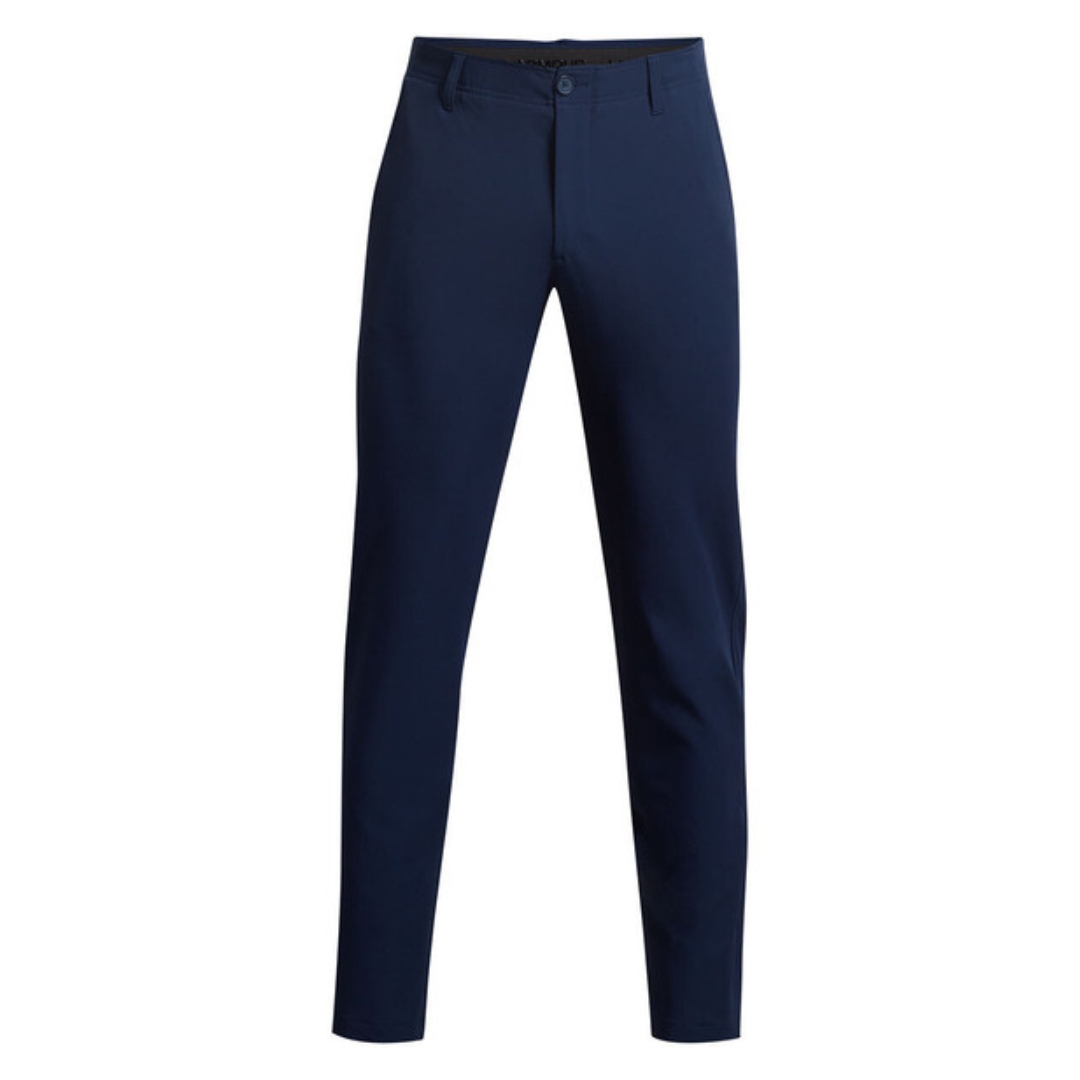 PANTALON LONG UNDER ARMOUR UA DRIVE FUSELÉ POUR HOMME couleur 410-MIDNIGHT NAVY/HALO GRAY porté par un homme vu de face pantalon marine, passant pour ceiture visibles, jambe fuselée, braguette à bouton et glissière