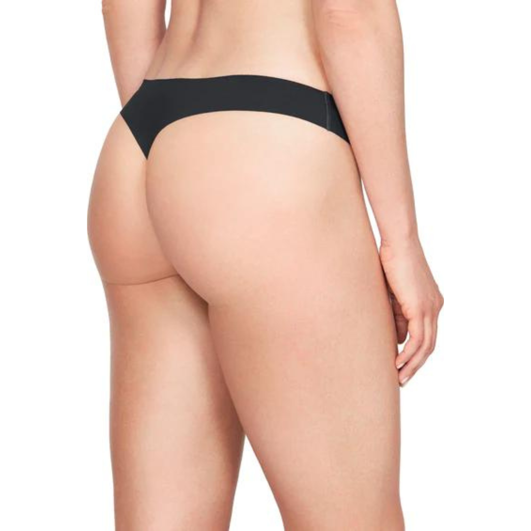 STRING UNDER ARMOUR UA PURE STRETCH POUR FEMME COULEUR 001-BLACK/BLACK/BLACK PORTÉ PAR UNE FEMME VUE DE DOS, CULOTTES DÉCOUPÉES AU LASER SANS OURLET