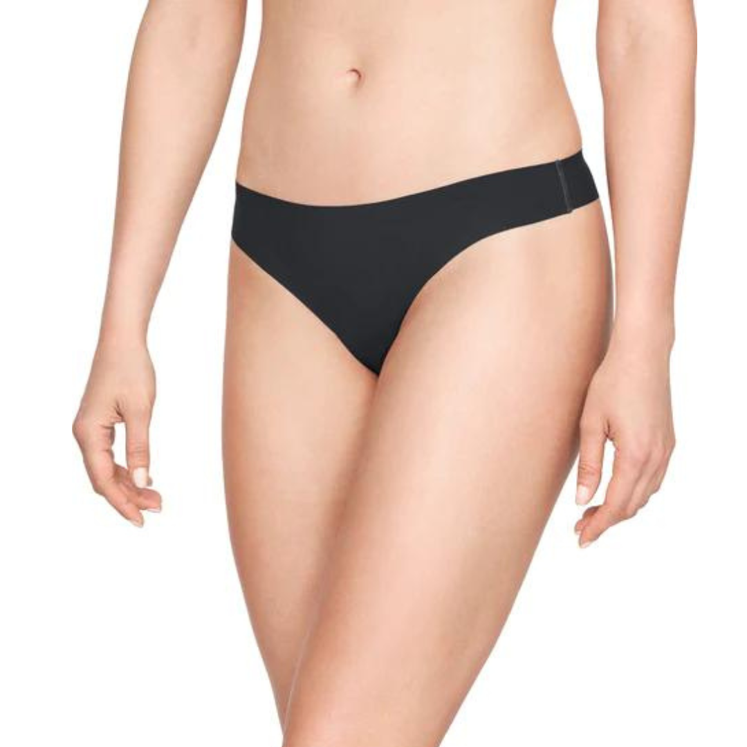 STRING UNDER ARMOUR UA PURE STRETCH POUR FEMME COULEUR 001-BLACK/BLACK/BLACK PORTÉ PAR UNE FEMME VUE DE FACE LOGO UNDER ARMOUR À CÔTÉ AVANT GAUCHE VISIBLE SUR LA CULOTTE NOIRE