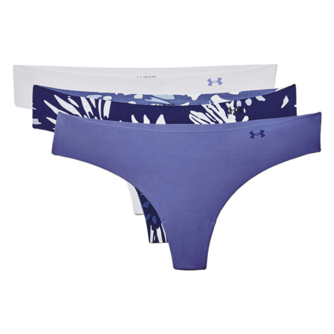 STRING UNDER ARMOUR UA PURE STRETCH POUR FEMME COULEUR 495-BAJA BLUE/SONAR BLUE/SONAR BLUE VUES DE FACE 3 CULOTTES UNE BLEU VIOLET, UNE IMPRIIMÉ TROPICAL TONS DE BLEU ET L'AURTE GRISE PALE AVEC LOGO UNDER ARMOUR IMPRIMÉ AU CÔTÉ AVANT GAUCHE