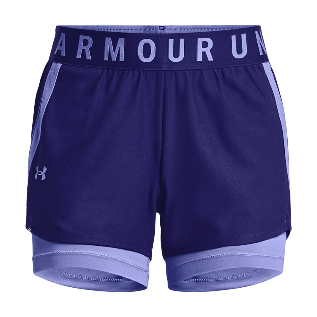 SHORT D'ENTRAINEMENT UNDER ARMOUR UA PLAY UP 2-EN-1 POUR FEMME couleur 468-SONAR BLUE/BAJA BLUE/BAJA BLUE vu de face bande de taille under armour violet foncée avec lettrage lilas. short de compression lilas et short supérieur violet foncé avec bande lilas le long de deux cotés