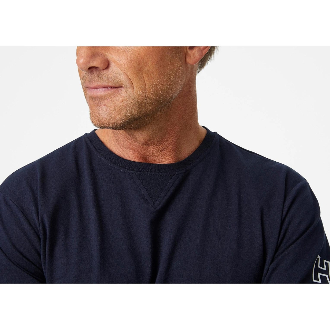 CHANDAIL À MANCHES LONGUES HELLY HANSEN WORKWEAR KENSINGTON POUR HOMME couleur navy porté par un homme gros plan sur le col rond