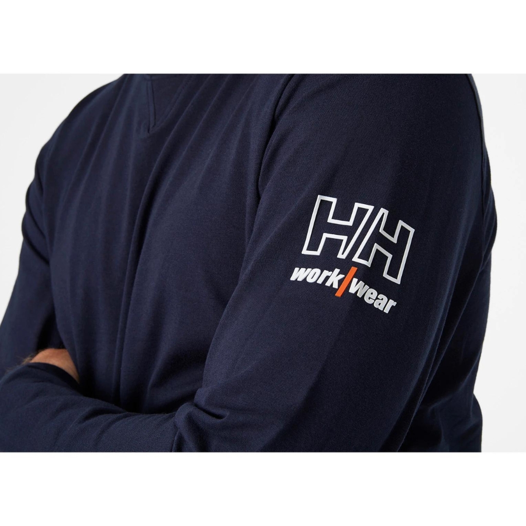 CHANDAIL À MANCHES LONGUES HELLY HANSEN WORKWEAR KENSINGTON POUR HOMME couleur navy porté par un homme gros plan sur le logo HH workwear sur la manche droite