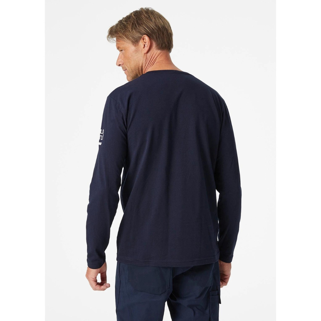 CHANDAIL À MANCHES LONGUES HELLY HANSEN WORKWEAR KENSINGTON POUR HOMME couleur navy porté par un homme vu des genoux à la tête de dos logo visible a la manche droite