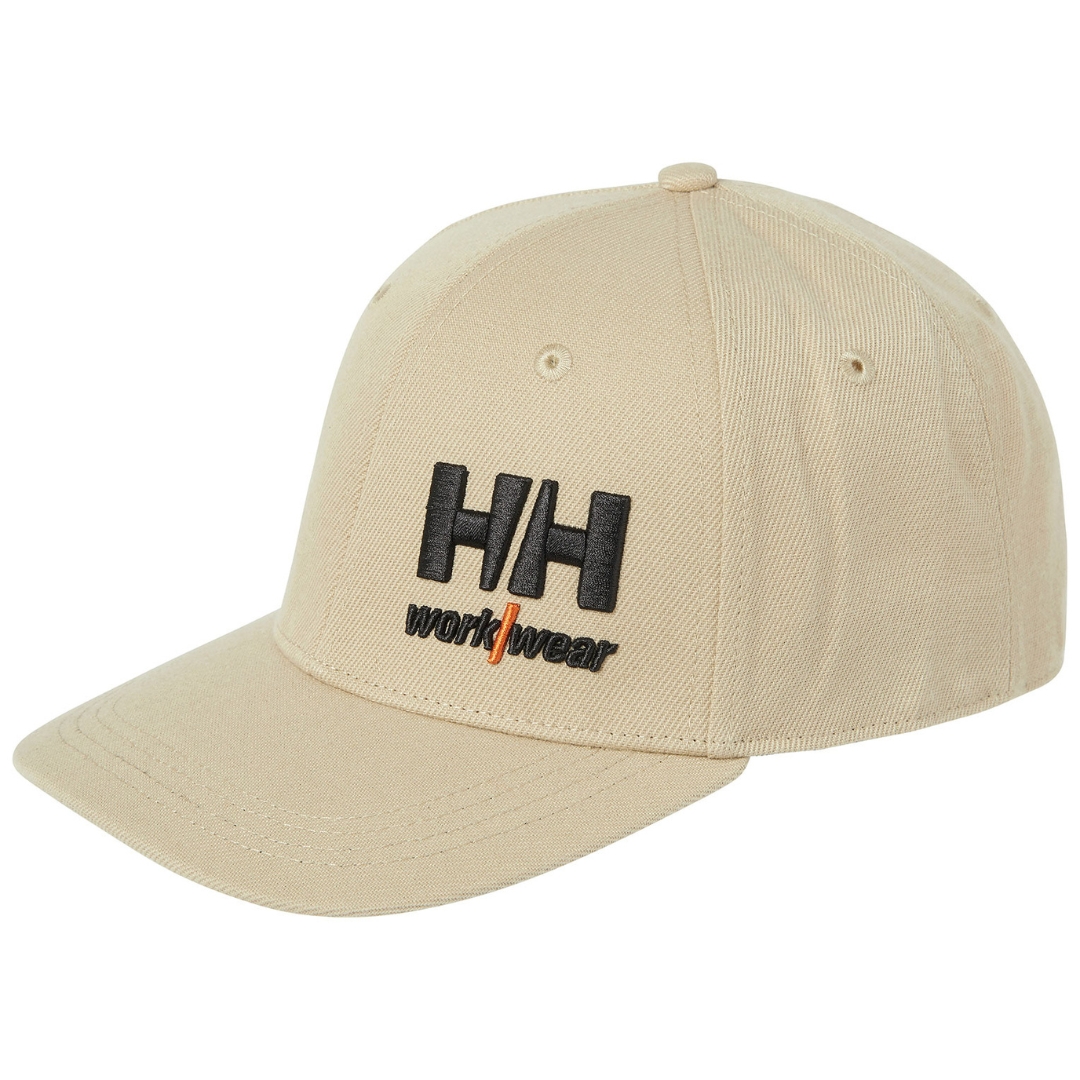 CASQUETTE HELLY HANSEN WORKWEAR KENSINGTON POUR ADULTE COULEUR SAND VU DE FACE LOGO HH WORKWEAR BRODÉ AU DEVANT GAUCHE EN NOIR SUR LA CASQUETTE BEIGE