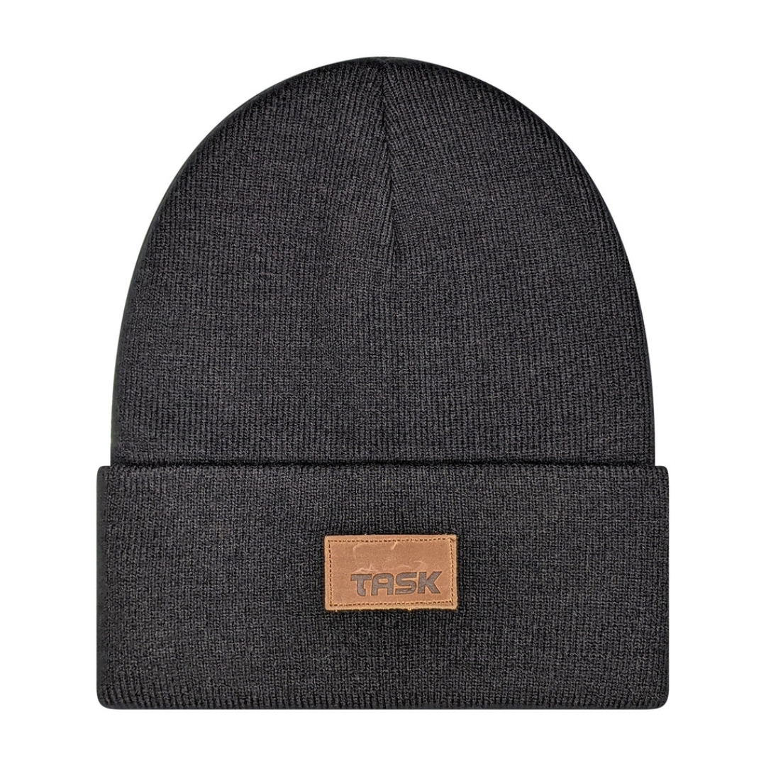 TUQUE TASK SIGNATURE POUR HOMME COULEUR CHARCOAL AVEC ÉCUSSON EN CUIR AU NOM DE LA MARQUE COUSUE SUR LE REBORT AVANT