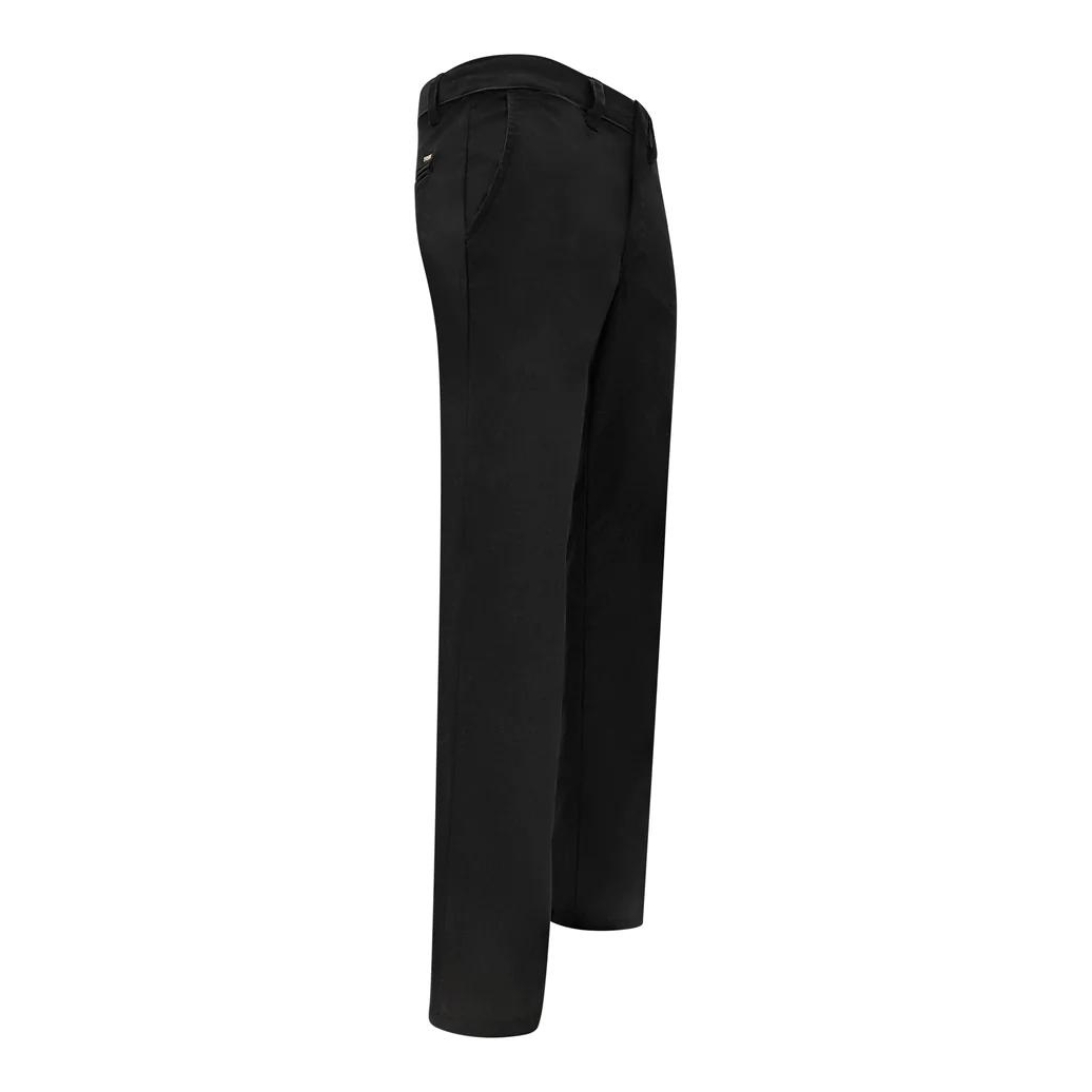 PANTALON DE TRAVAIL EXTENSIBLE TASK POUR HOMME couleur black vu de profil droit poche latérale pour les main visible passant à ceinture également visible sur le pantalon noir uni