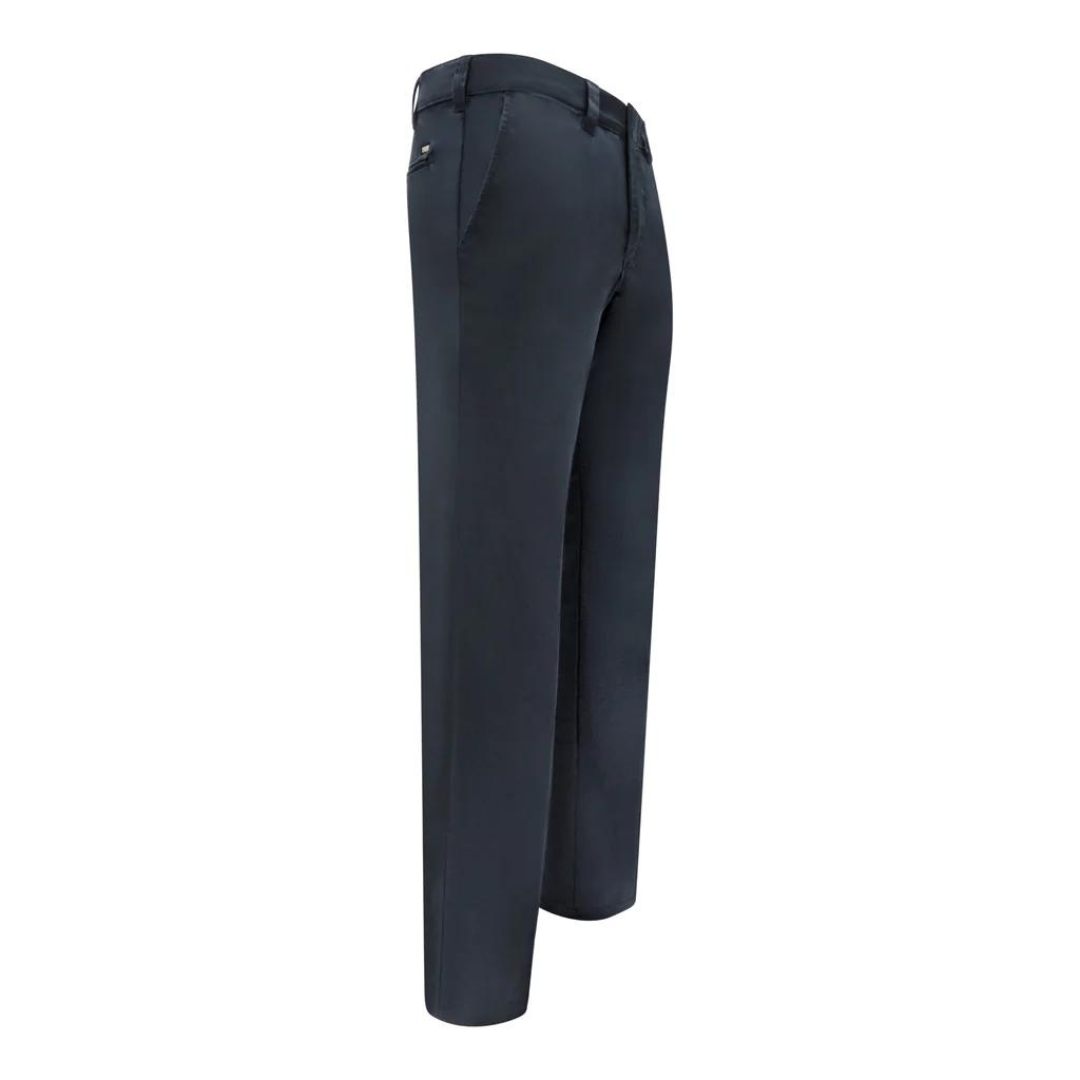 PANTALON DE TRAVAIL EXTENSIBLE TASK POUR HOMME couleur navy vu de profil droit poche latérale pour les main visible passant à ceinture également visible sur le pantalon bleu marine uni