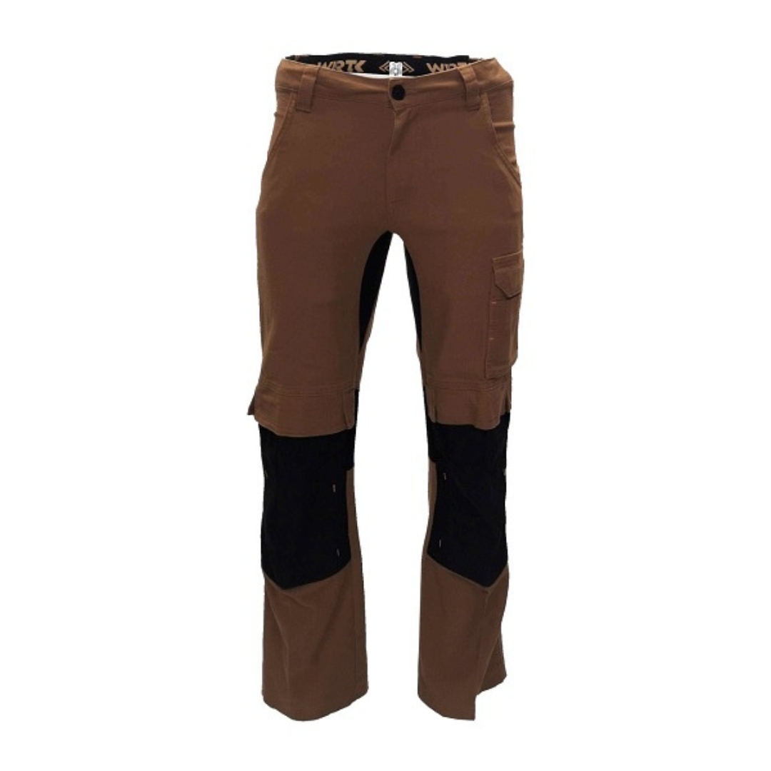 PANTALON DE TRAVAIL TASK ULTRA STRETCH CARGO AVEC PORTE GENOUILLIÈRES POUR HOMME COULEUR DARK SAND VU DE FACE PORTE GENOUILLIÈRE ET BANDES ÉLASTIQUES NOIRES SUR LE PANTALON BEIGE SABLE PASSANT À CEINTURE VISIBLES