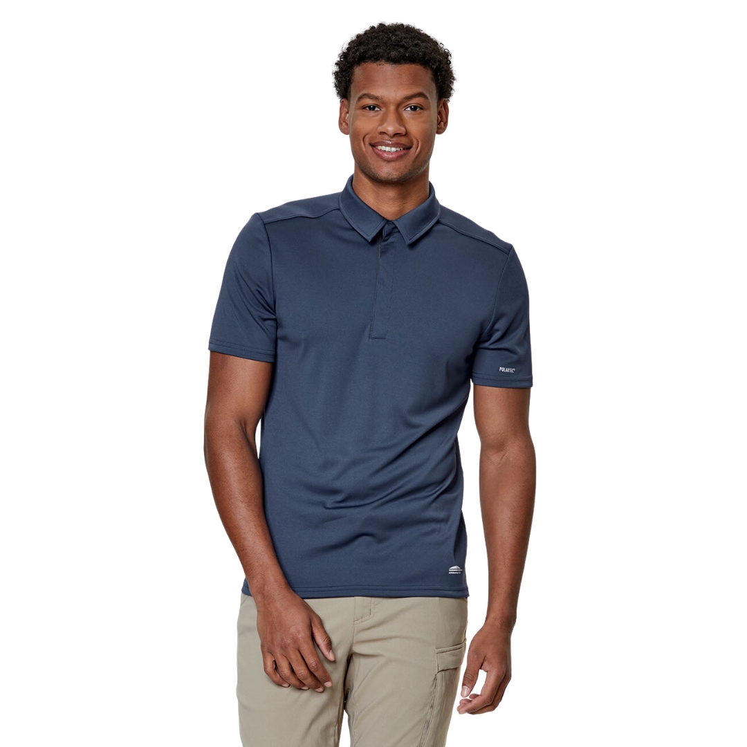 POLO SPORT CHLOROPHYLLE LTP POUR HOMME couleur outremer porté par un homme vu de face la batte à bouton refermée au complet et col chemise visible sur le chandail à manches courtes bleu/gris foncé