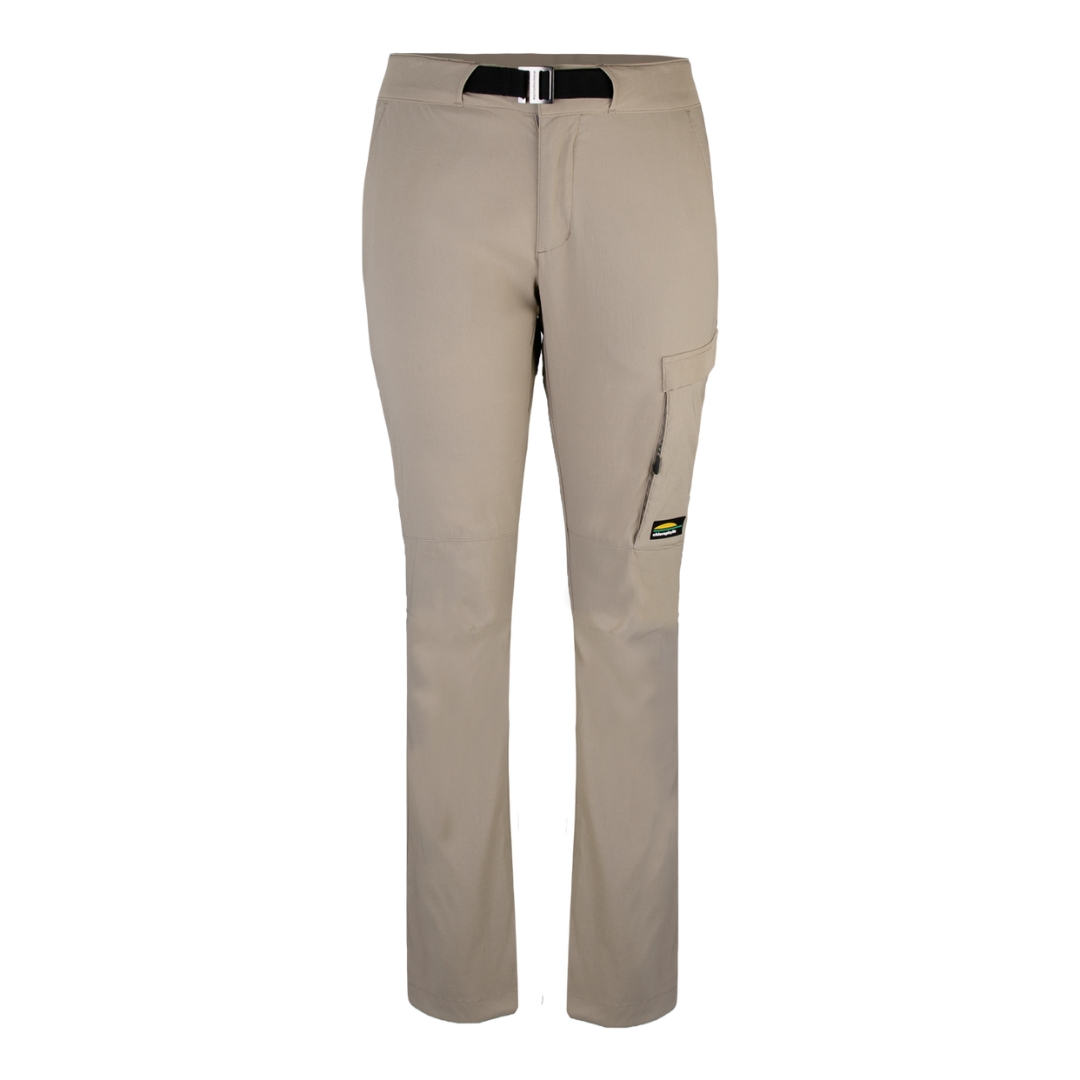 PANTALON DE PLEIN AIR CHLOROPHYLLE RALLY POUR FEMME couleur érable pantalon beige logo chlorophylle visible ur la poche de cuisse gauche ceinture et boucle visible au haut du pantalon poches latérales visibles également