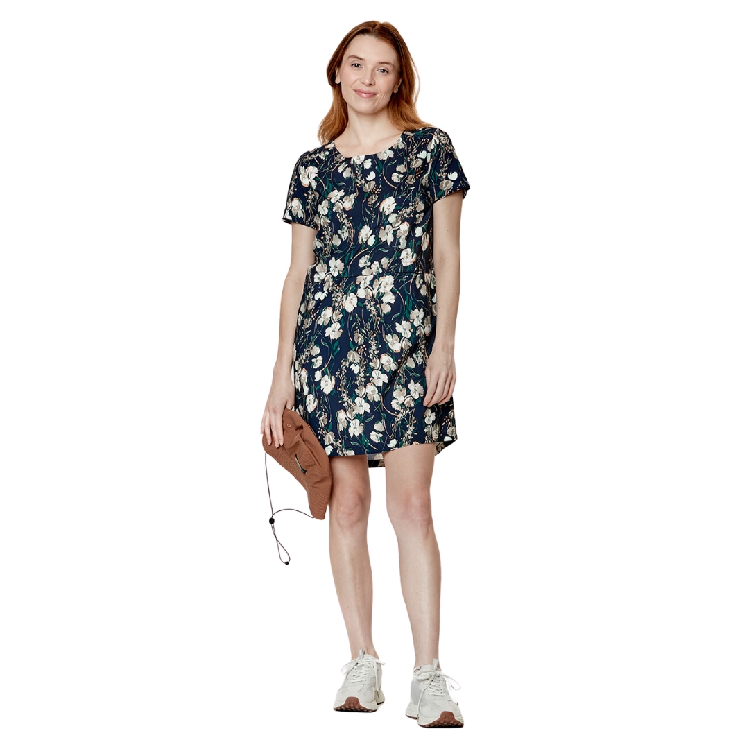 ROBE CHLOROPHYLLE TRANSIT POUR FEMME couleur fleur bleue marine porté par une femme vue de face de la tête aux pieds avec la robe bleu marine à fleurs crème retombant au dessus du genou