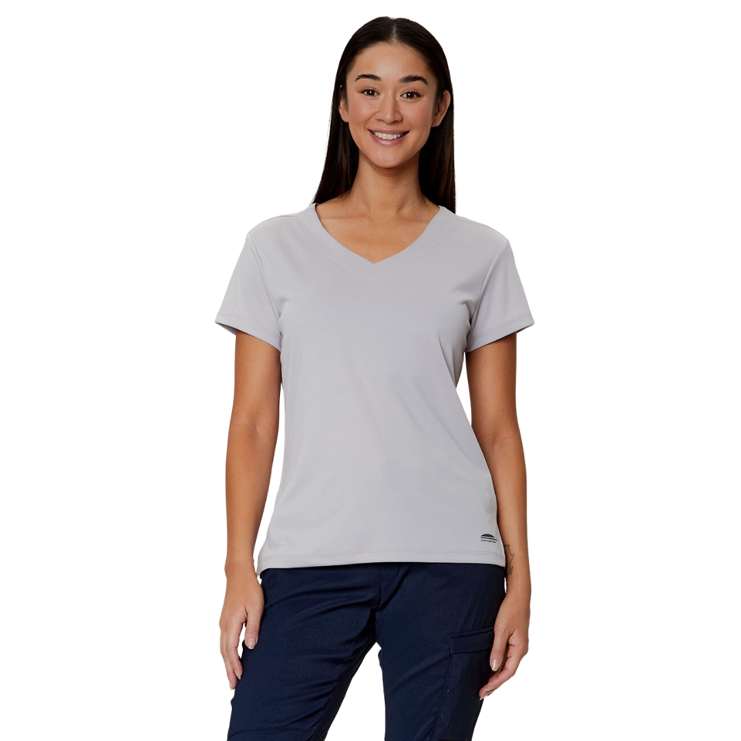 T-SHIRT SPORT CHLOROPHYLLE LTP POUR FEMME couleur lilas blanc porté par une femme vue de face de la tête aux cuisses avec le chandail manches courtes lilas pale à col en v logo chlorophylle imprimé au bas du chandail