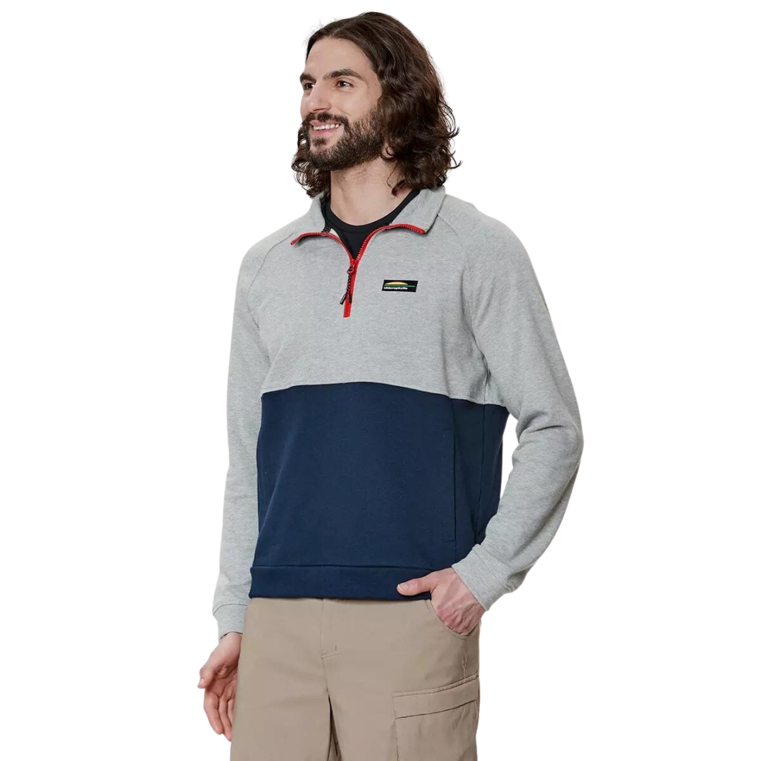 MANCHES LONGUES CHLOROPHYLLE FORILLON DEMI-ZIP POUR HOMME porté par un homme vu de face de la tête aux cuisses demi glissière ouverte chandial bleu marin au bas et gris au haut