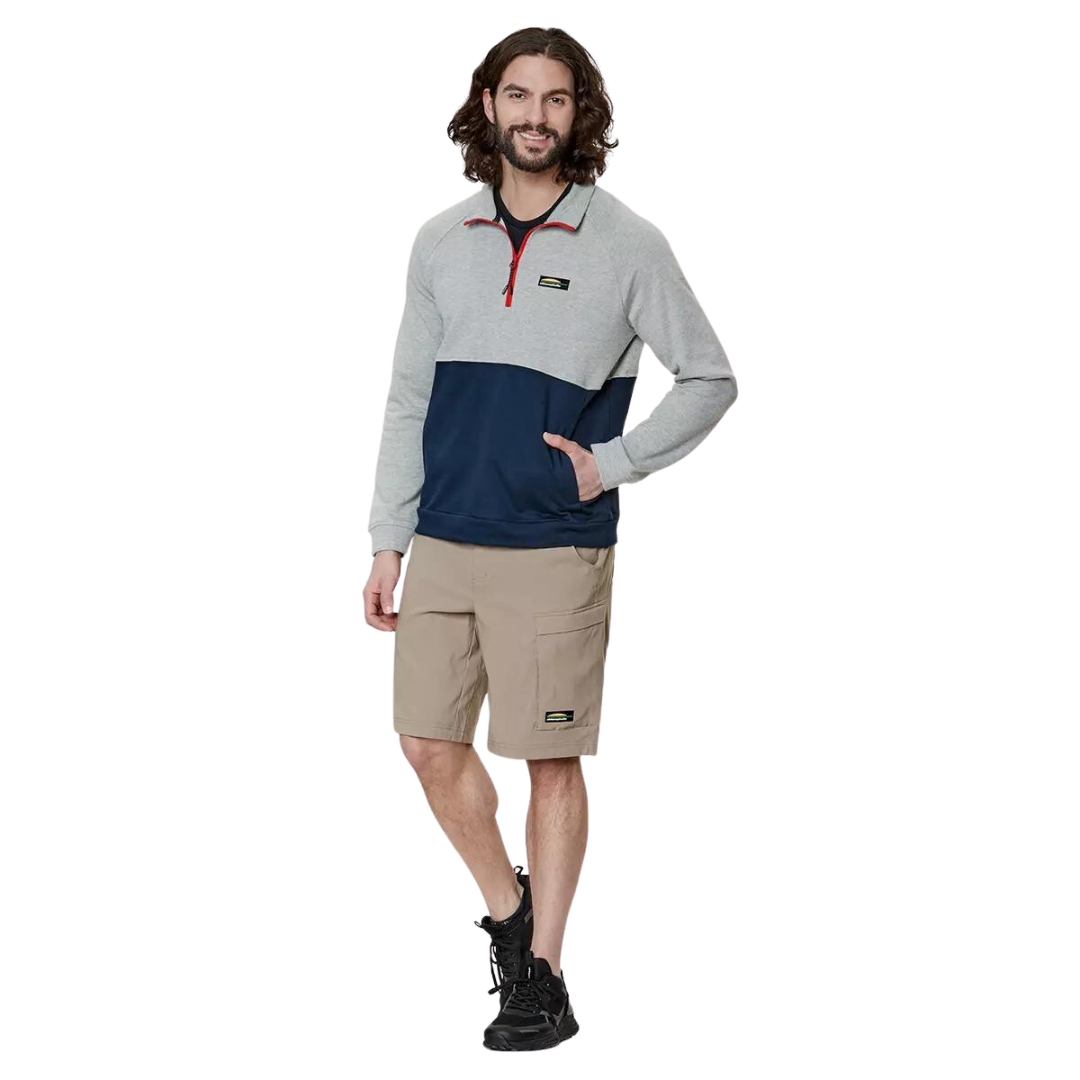 MANCHES LONGUES CHLOROPHYLLE FORILLON DEMI-ZIP POUR HOMME porté par un homme vu de face de la tête aux pieds demi glissière ouverte chandial bleu marin au bas et gris au haut