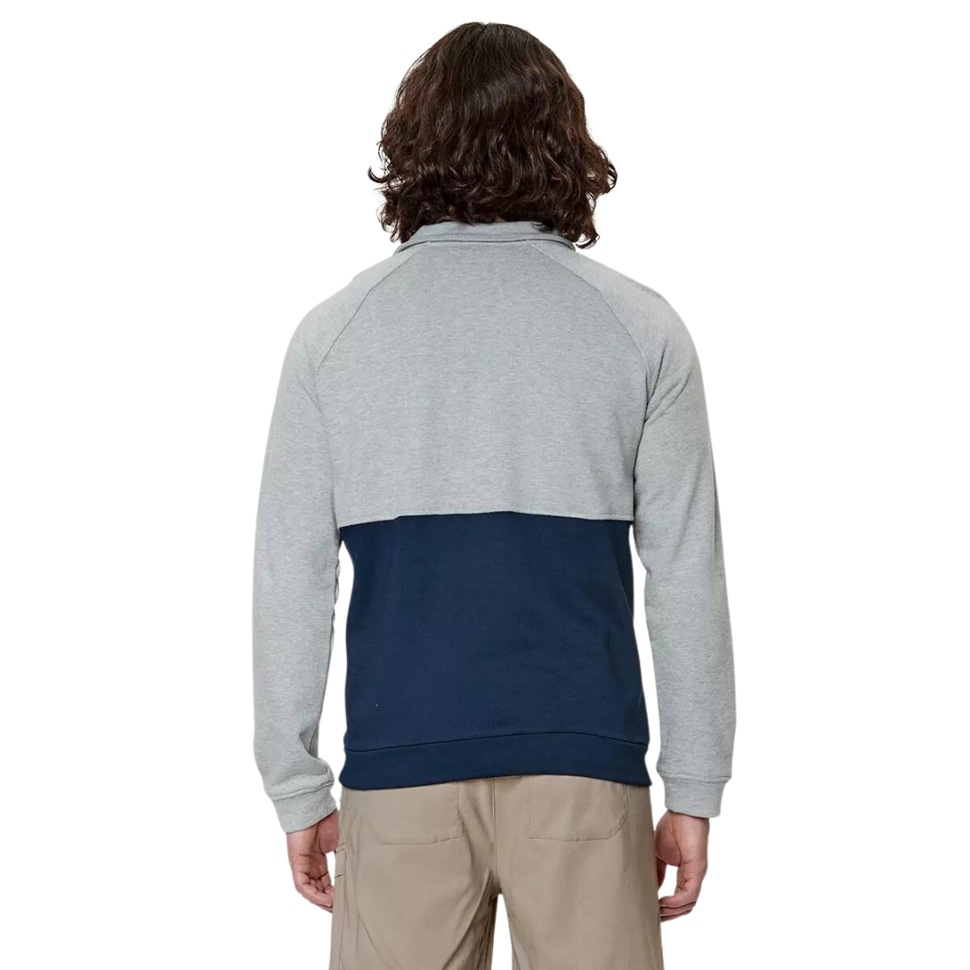 MANCHES LONGUES CHLOROPHYLLE FORILLON DEMI-ZIP POUR HOMME porté par un homme vu de dos de la tête aux cuisses chandail bleu marin au bas et gris au haut