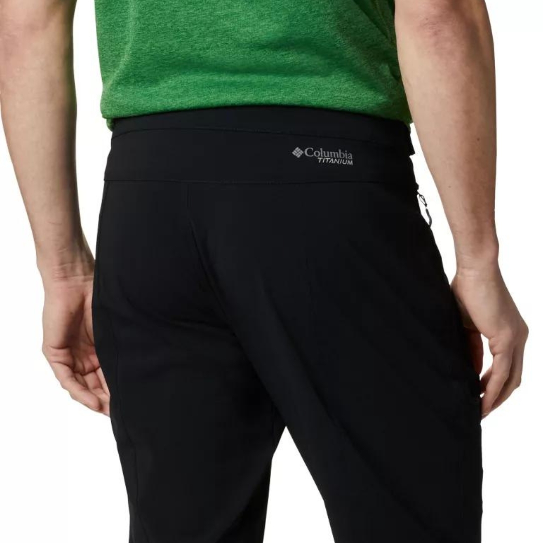PANTALON DE PLEIN AIR COLUMBIA TITAN PASS POUR HOMME couleur black porté par un homme vu de dos gros plan sur le haut du pantalon logo columbia titanium visible le long de la taille