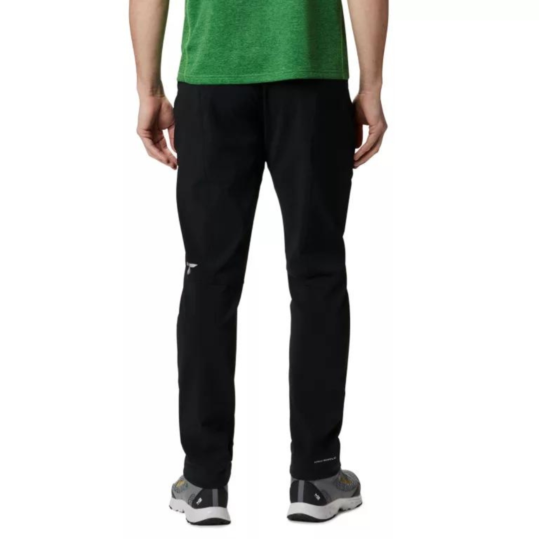 PANTALON DE PLEIN AIR COLUMBIA TITAN PASS POUR HOMME couleur black porté par un homme vu de dos de la taille aux pieds logo onmi-shield au bas visible,