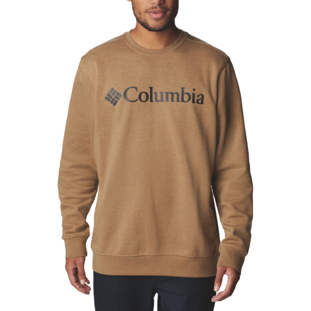 CHANDAIL À MANCHES LONGUES COLUMBIA TREK À COL ROND POUR HOMME couleur 259-DELTA HEATHER/CSC BRANDED LOGO porté par un homme vu de face avec le chandail beige à logo/nom columbia imprimé au devant. col, ourlet et poignets en jersey côtelé