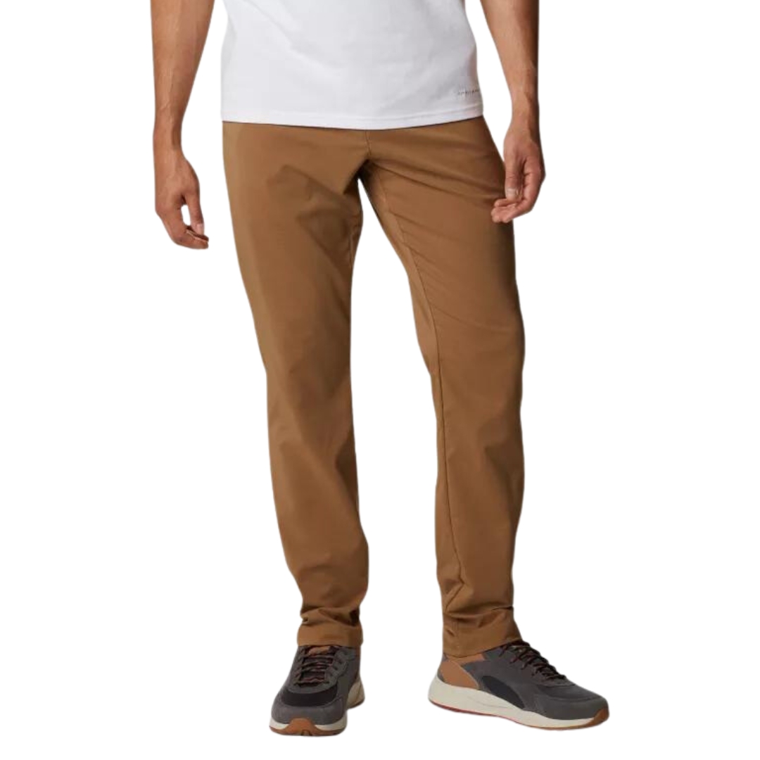 PANTALON DE PLEIN AIR COLUMBIA TECH TRAIL II POUR HOMME couleur 257-Delta porté par un homme vu de la taille aux pieds de face avec le pantalon brun beige