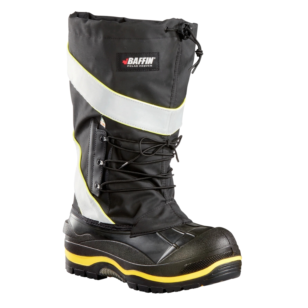 BOTTE DE SÉCURITÉ ISOLÉE BAFFIN DERRICK POUR HOMME couleur black/hi vis vue du profil avant de la botte droite logo baffin au haut de la tige de la botte noire avec large bande réfléchissante argenté et une ligne jaune sur la semelle d'usure. On voit le cordon de serrage sur le col et le système de lacage au devant de la botte